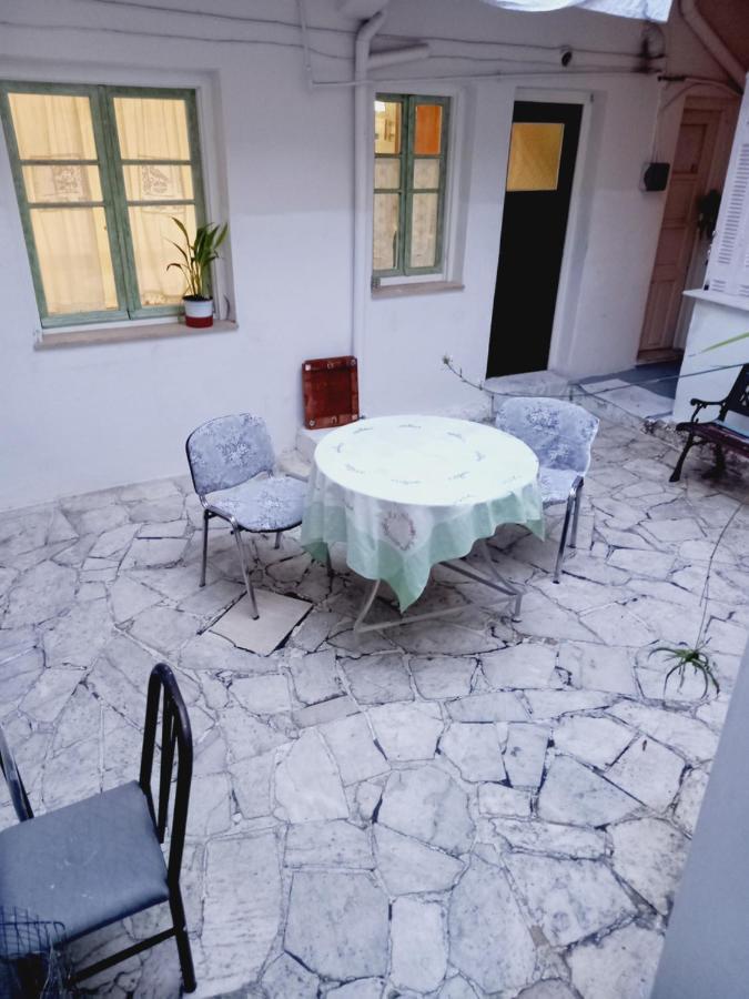 Στην Αυλή Της Ράχης Apartment กาลามาตา ภายนอก รูปภาพ