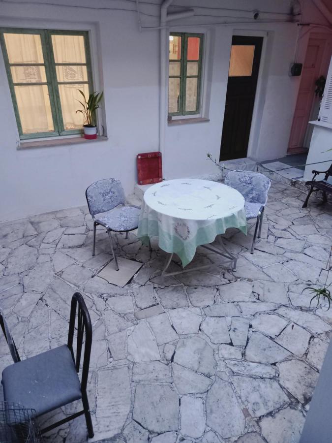 Στην Αυλή Της Ράχης Apartment กาลามาตา ภายนอก รูปภาพ